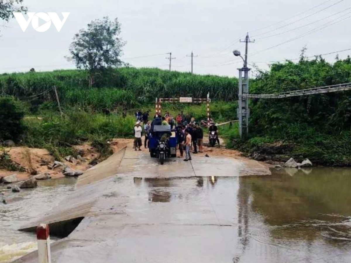 Tìm thấy thi thể nạn nhân bị nước lũ cuốn trôi khi qua suối ở Phú Yên