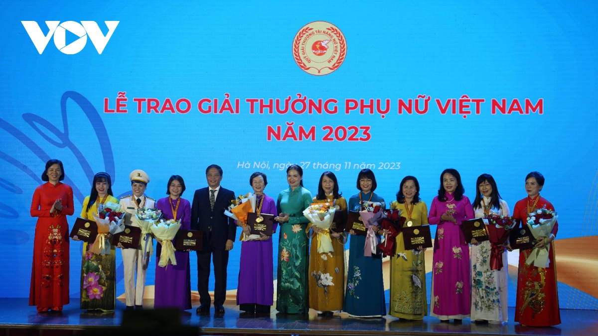 Đồng chí Trần Tuấn Anh dự Lễ Trao Giải thưởng Phụ nữ Việt Nam