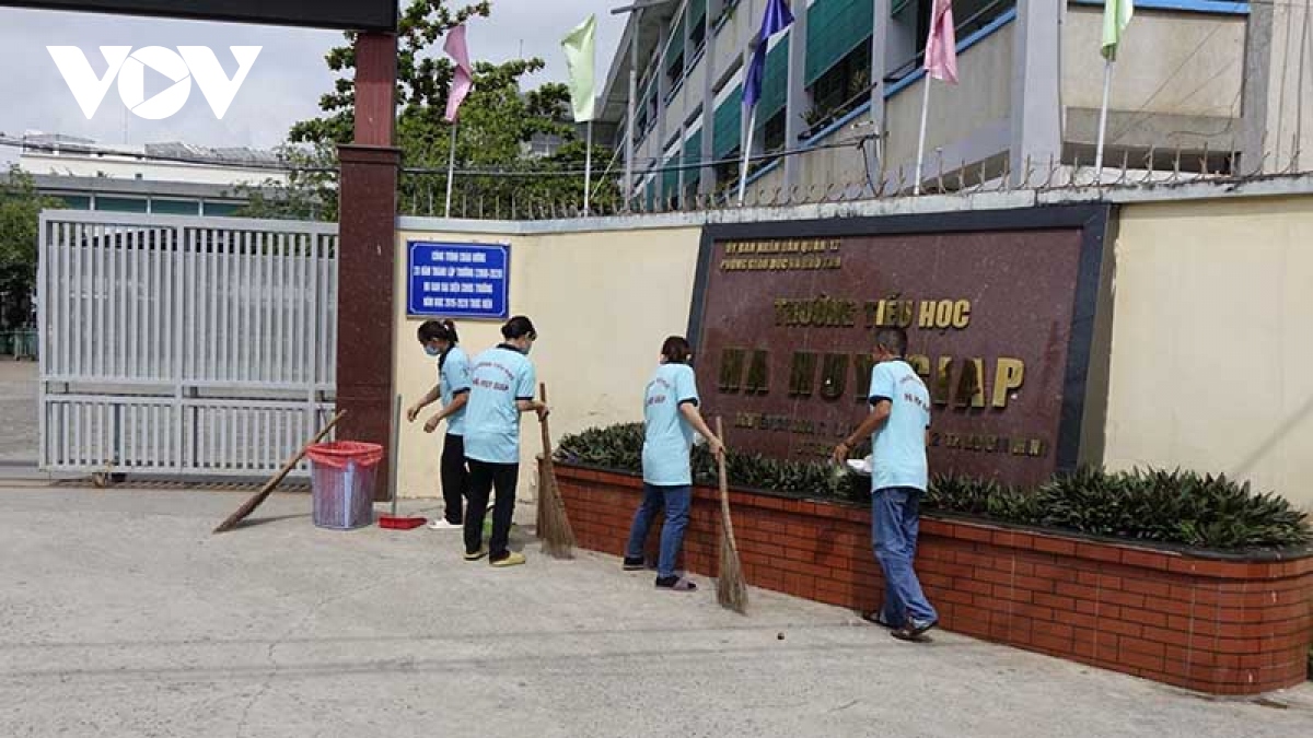 Trường tiểu học tại TP.HCM cảnh báo đề phòng kẻ gian trước cổng trường