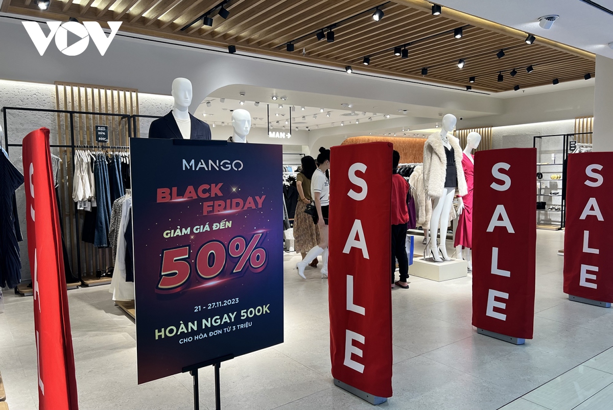 Bùng nổ khuyến mại, nhiều cửa hàng giảm giá đến 80% dịp Black Friday