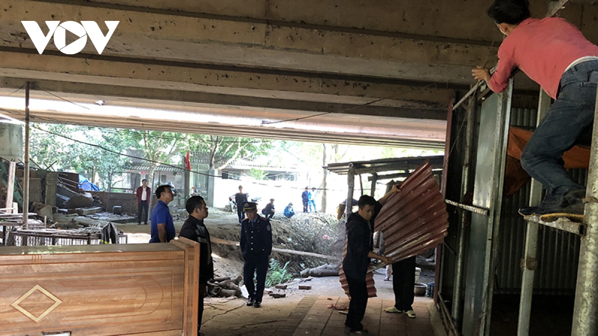 Giải tỏa vi phạm lấn chiếm gầm cầu, trên địa bàn huyện Sóc Sơn, Hà Nội