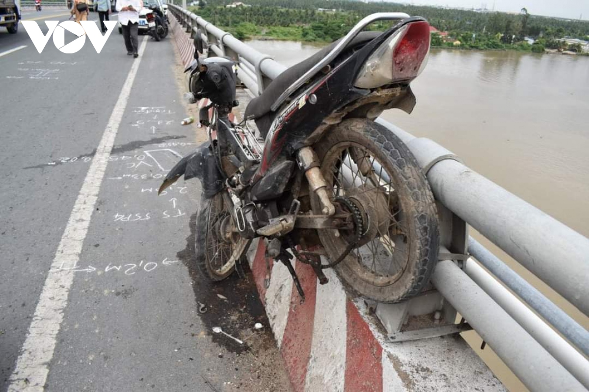 Tìm kiếm một phụ nữ bị tai nạn trên cầu Hàm Luông rơi xuống sông mất tích