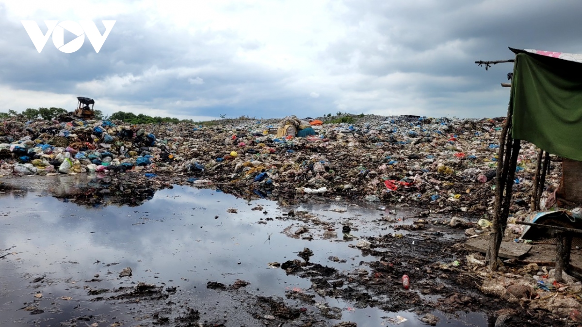 Tiền Giang: Cần xử bãi rác khủng trên bờ biển gây ô nhiễm