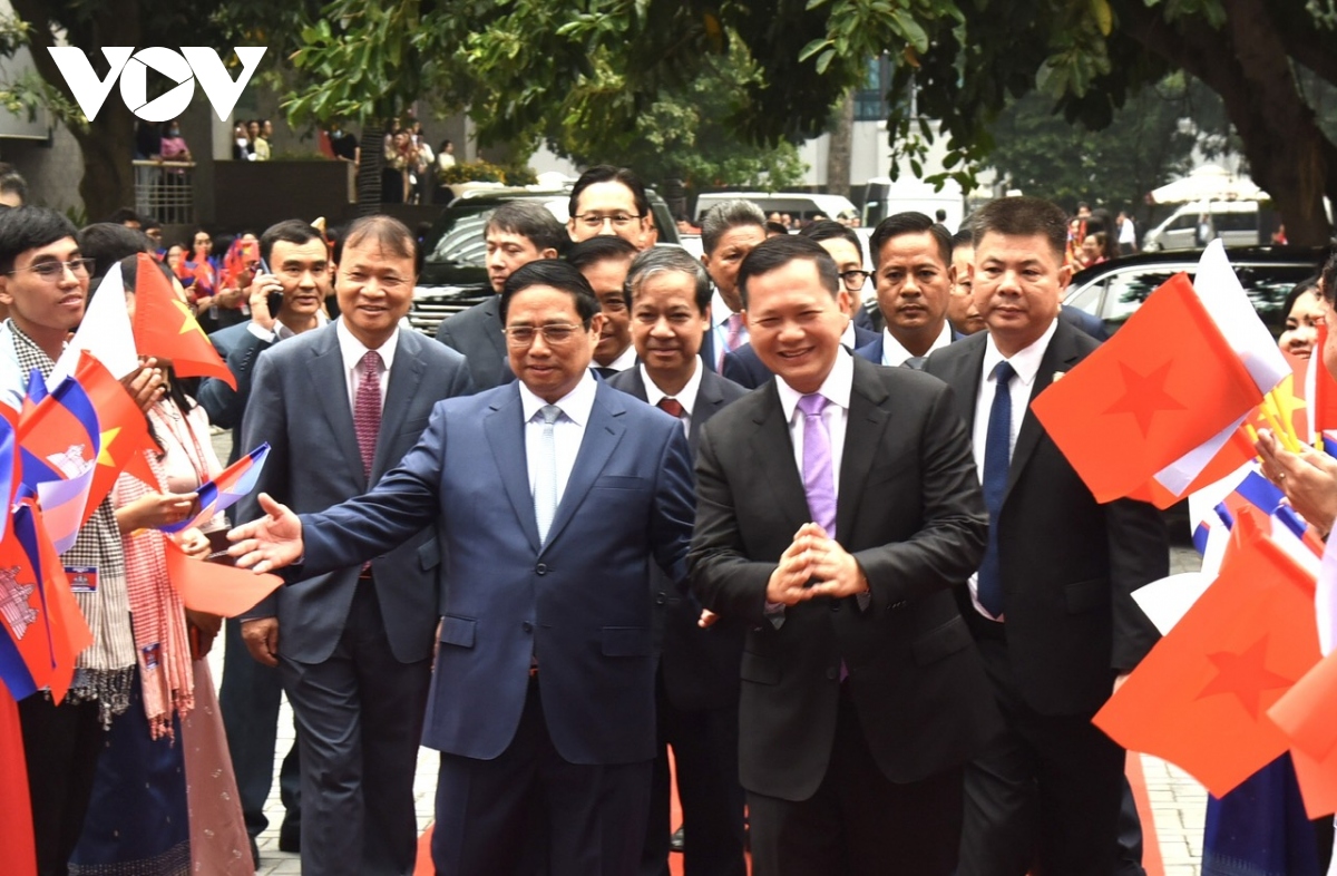 Hai Thủ tướng Việt Nam và Campuchia giao lưu với sinh viên Ngoại thương