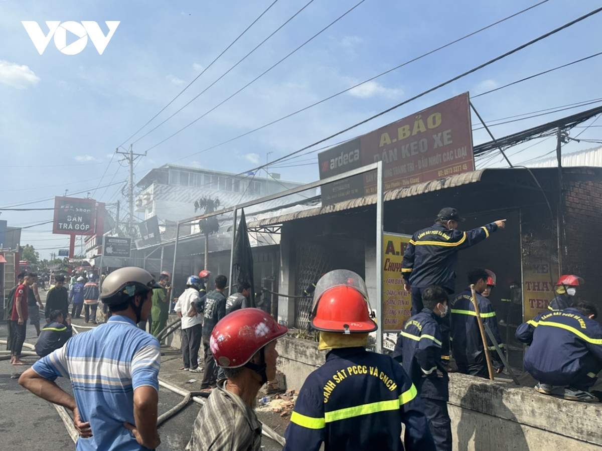 Cháy lớn làm thiệt hại nhiều nhà dân ở Tiền Giang