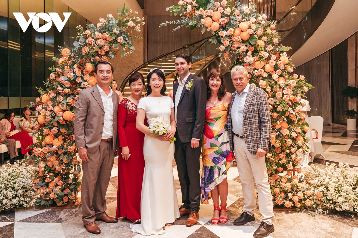 Mãn nhãn tiệc cưới “trên không” của chú rể Canada và cô dâu Việt