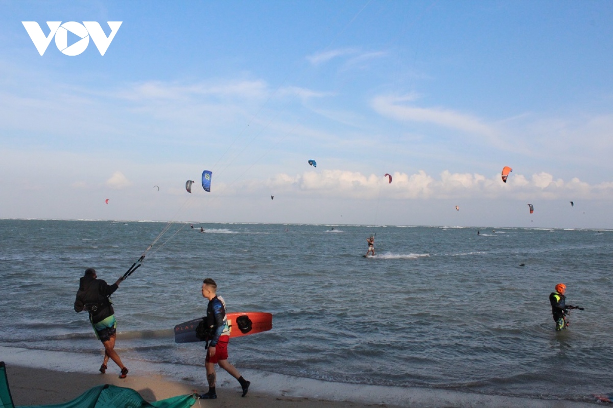Lướt ván diều - sản phẩm du lịch đặc thù riêng của Ninh Thuận