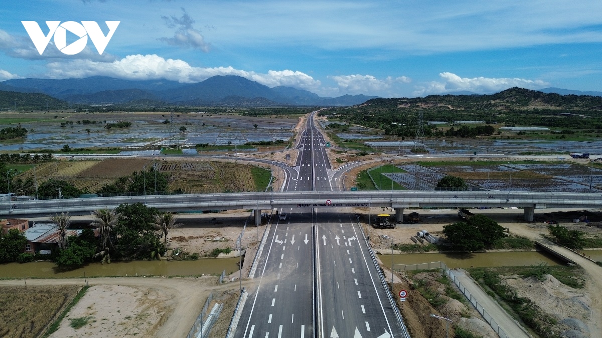 Cận cảnh cao tốc Cam Lâm-Vĩnh Hảo đảm bảo cán đích trước ngày thông xe
