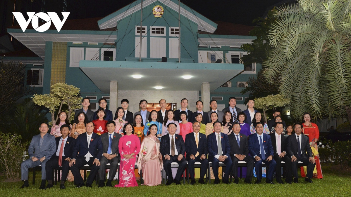 Chủ tịch Quốc hội thăm, gặp gỡ cán bộ, nhân viên Đại sứ quán Việt Nam tại Thái Lan