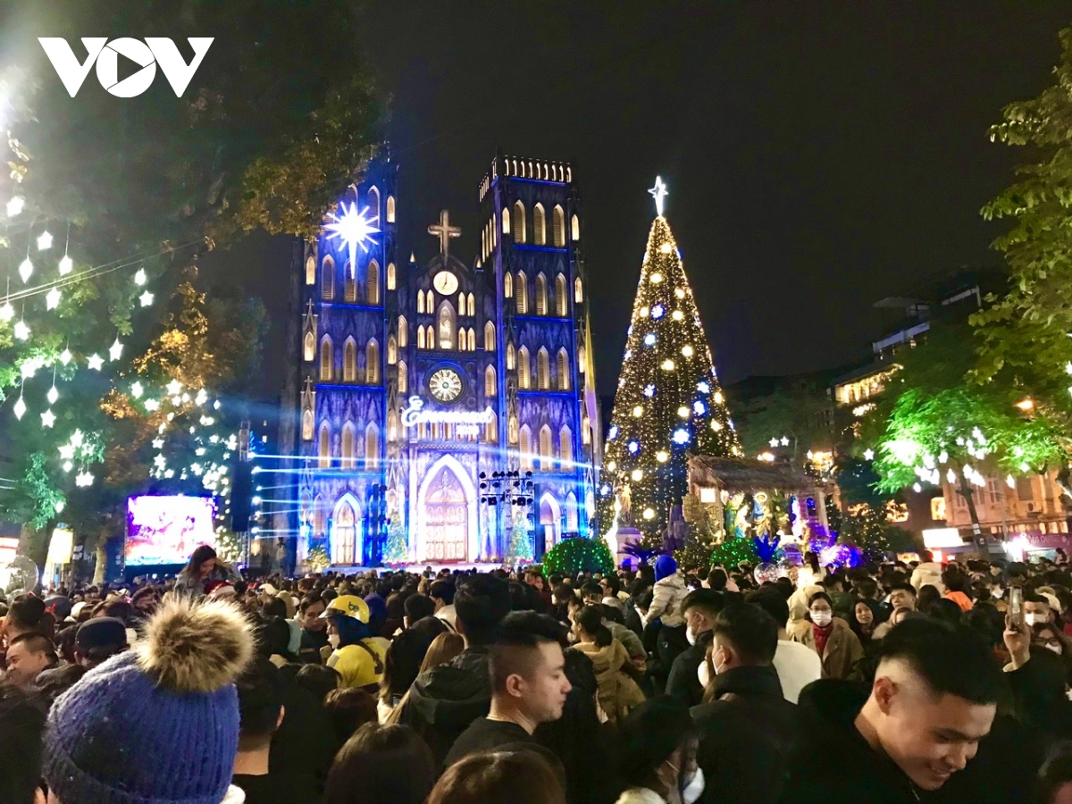 Hàng nghìn người dân Hà Nội đổ ra đường đón Giáng sinh