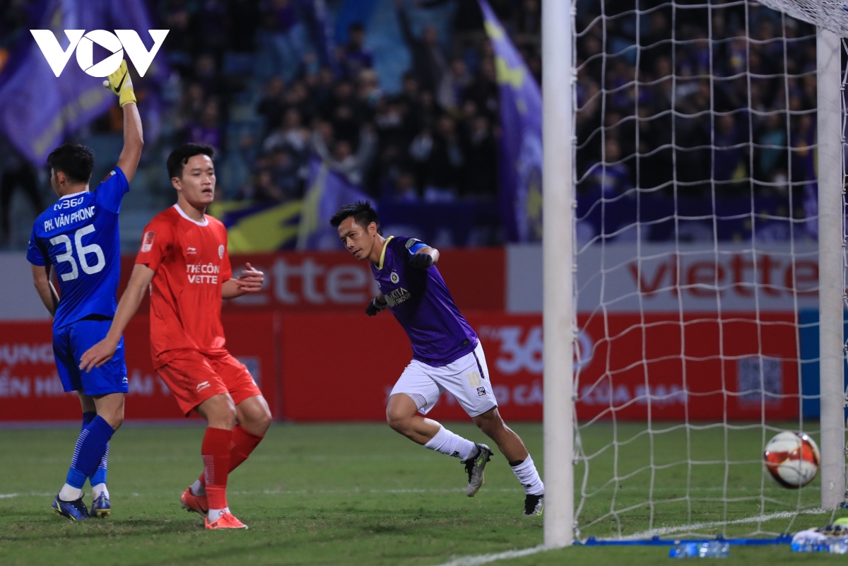 Màn "siêu trình diễn" của Văn Quyết giúp Hà Nội FC đả bại Thể Công Viettel