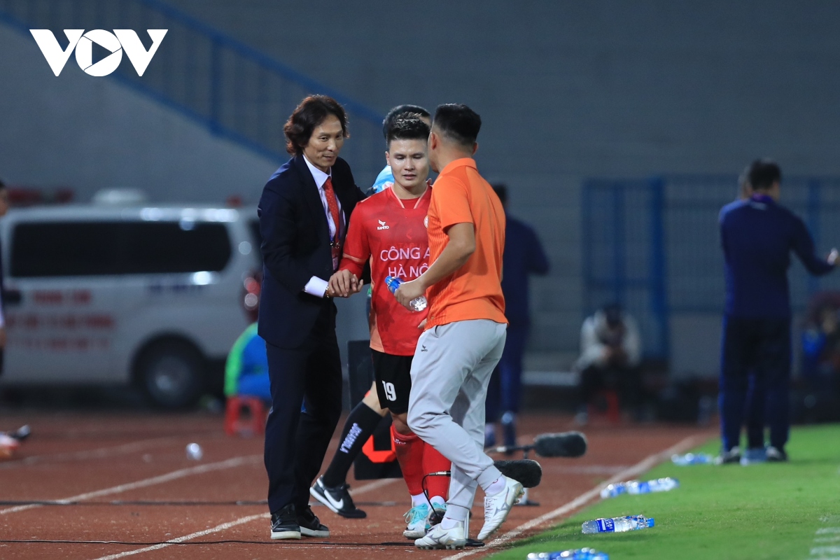 HLV Gong Oh Kyun cảm ơn Quang Hải sau trận Hải Phòng FC 3-1 CLB CAHN