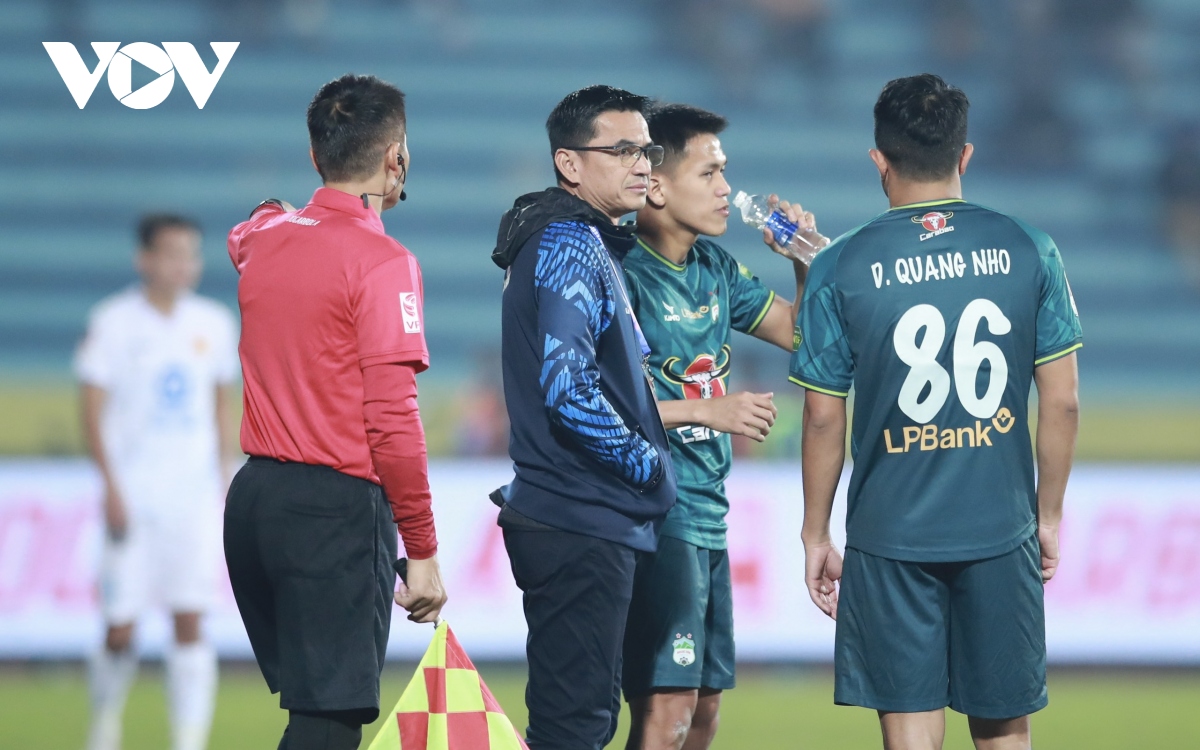 HLV Kiatisuk: “HAGL may mắn khi chỉ thua Nam Định 3 bàn”