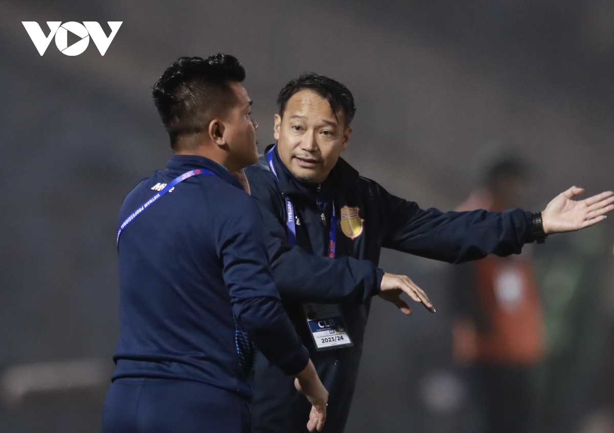 HLV Vũ Hồng Việt: “Tôi gặp áp lực lớn dù Nam Định đang toàn thắng tại V-League”