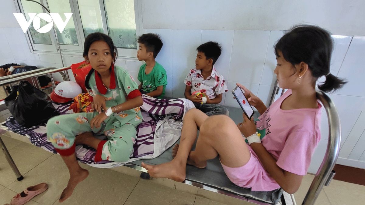 55 học sinh tiểu học phải nhập viện nghi bị ngộ độc thực phẩm