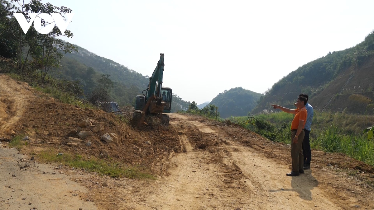 Sáng tạo, gỡ nút thắt để mở đường giao thông nông thôn ở vùng miền núi Lào Cai