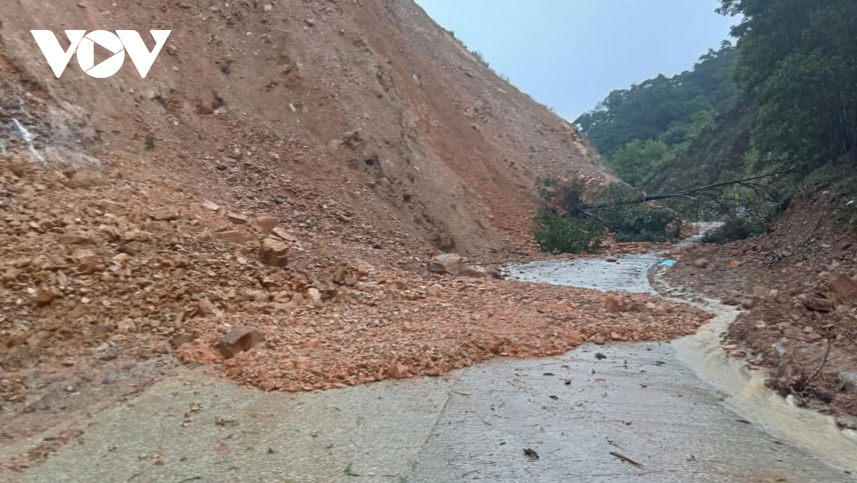 Mưa lớn tại Quảng Bình, xuất hiện sạt lở núi gây ách tắc giao thông