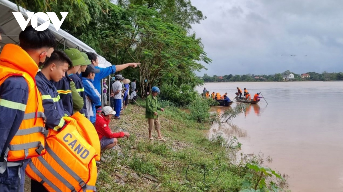 Tìm kiếm người đàn ông rơi xuống sông Long Đại, tỉnh Quảng Bình mất tích