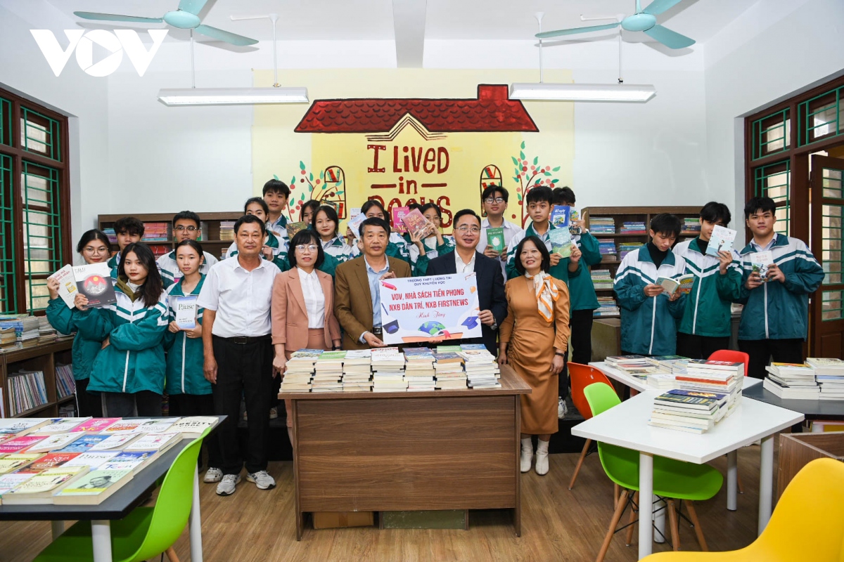 VOV cùng các nhà hảo tâm tặng sách cho 2 trường học tại Bắc Ninh