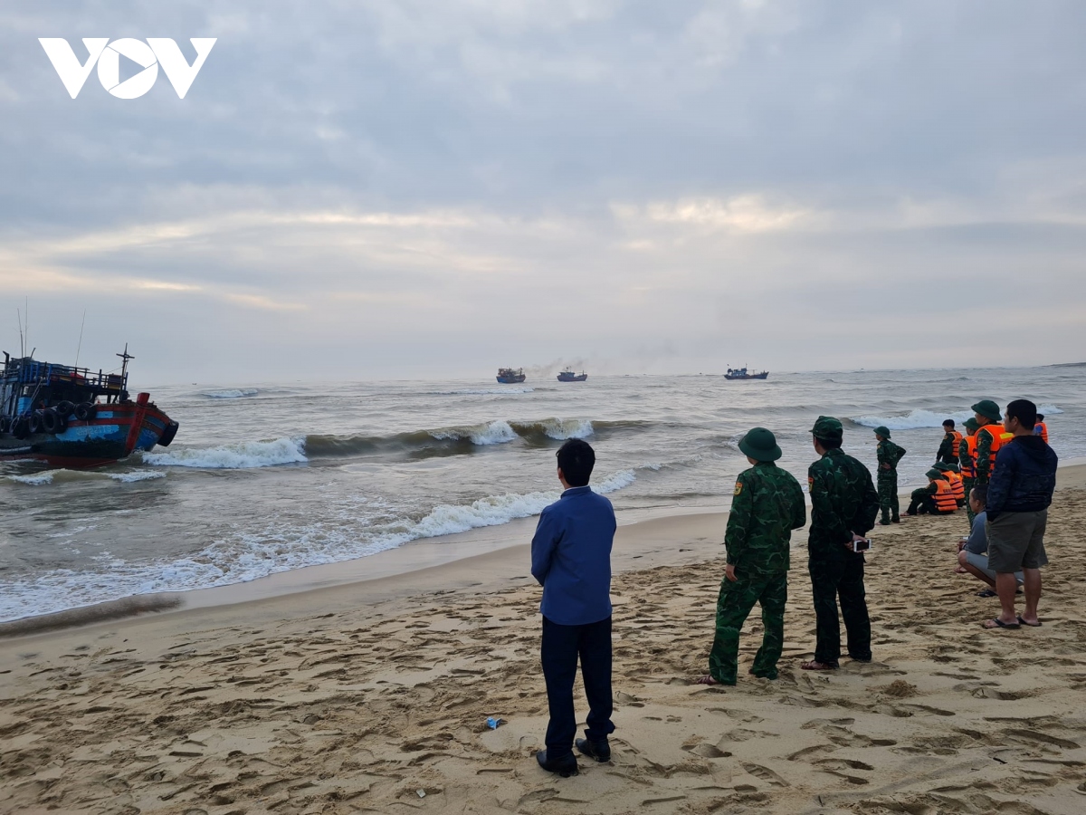 Quảng Bình: Cứu tàu cá mắc cạn tại cửa biển Nhật Lệ