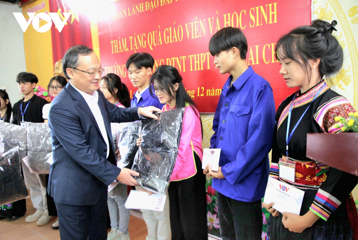 Tổng Giám đốc VOV tặng quà cho học sinh dân tộc nội trú tỉnh Lai Châu