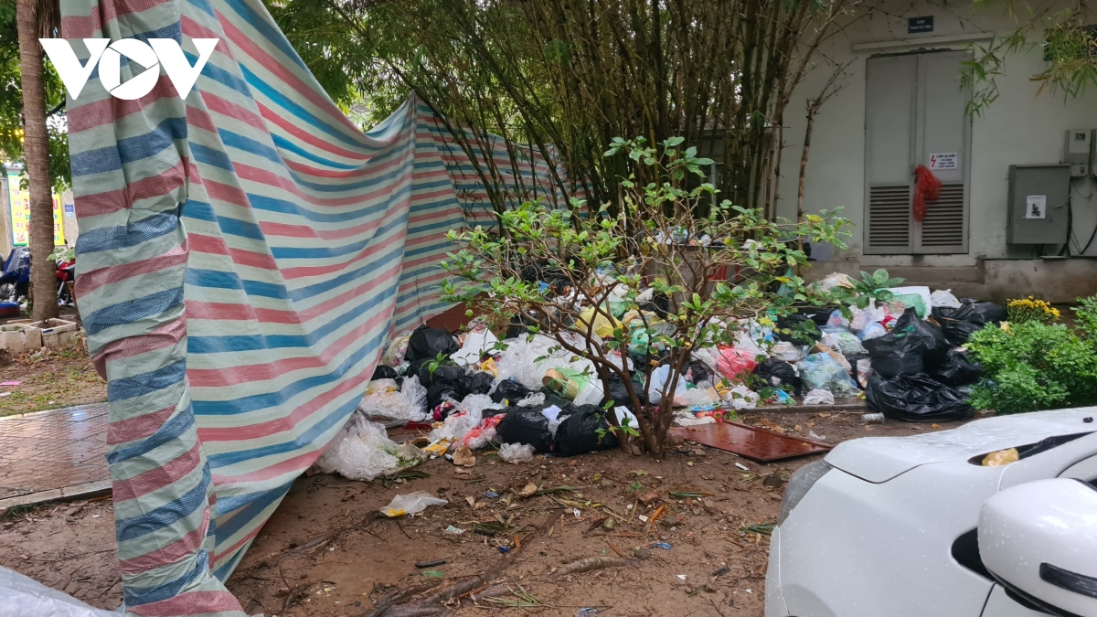 Hà Nội: Không được thu gom, hơn 10 ngày cư dân sống "ngập" trong rác