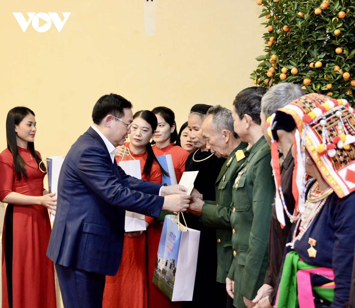 Chủ tịch Quốc hội tặng quà Tết hộ nghèo, công nhân khó khăn ở Yên Bái