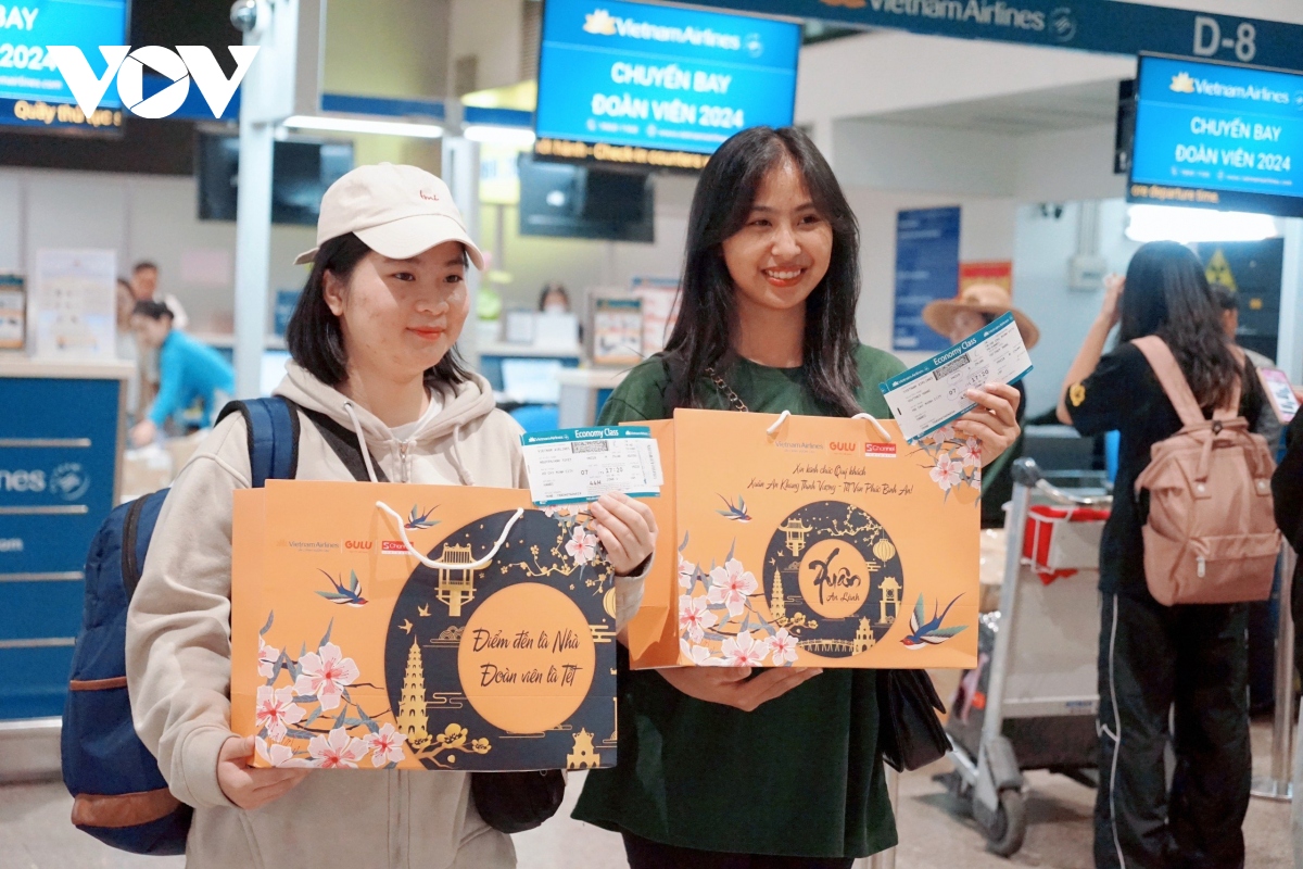 Vietnam Airlines đưa lao động xa quê đoàn tụ bên gia đình dịp Tết Nguyên đán