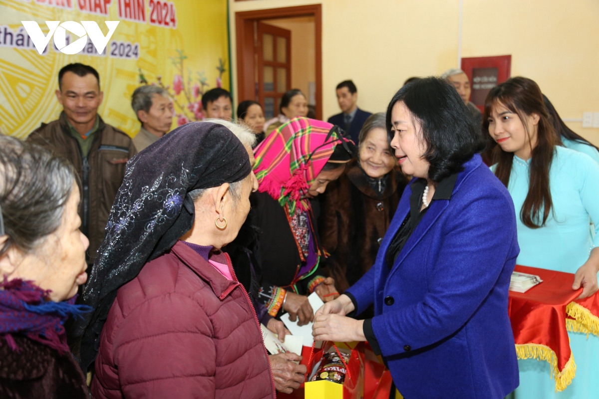 Trưởng Ban Dân vận Trung ương trao quà Tết tại Tuyên Quang