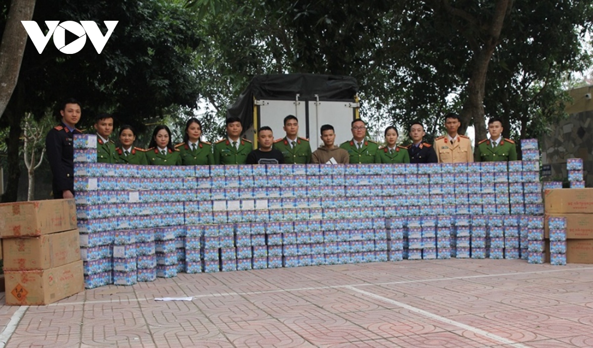 Bắt 2 đối tượng ở Nghệ An thu giữ hơn 1,4 tấn pháo lậu
