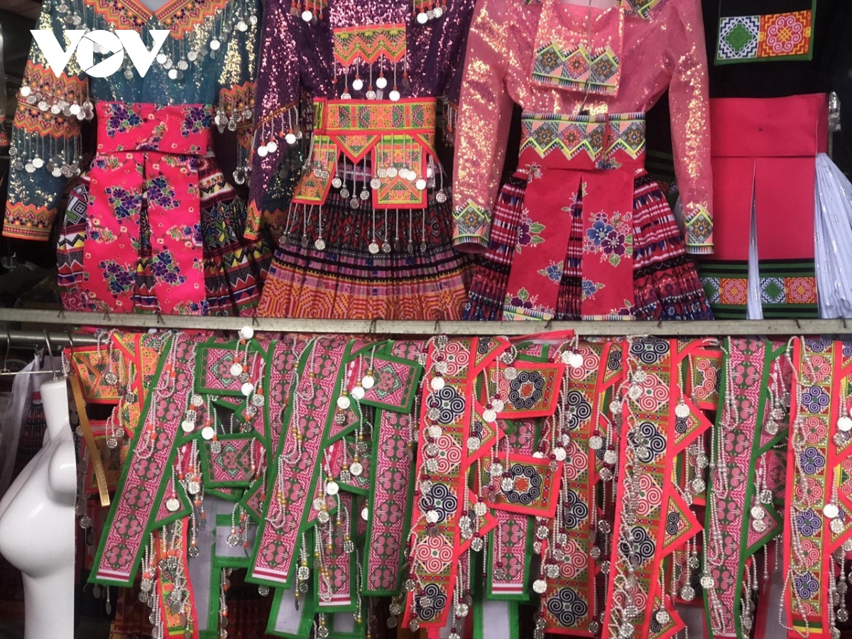 Phụ nữ bản Mông góp sức gìn giữ trang phục truyền thống dân tộc