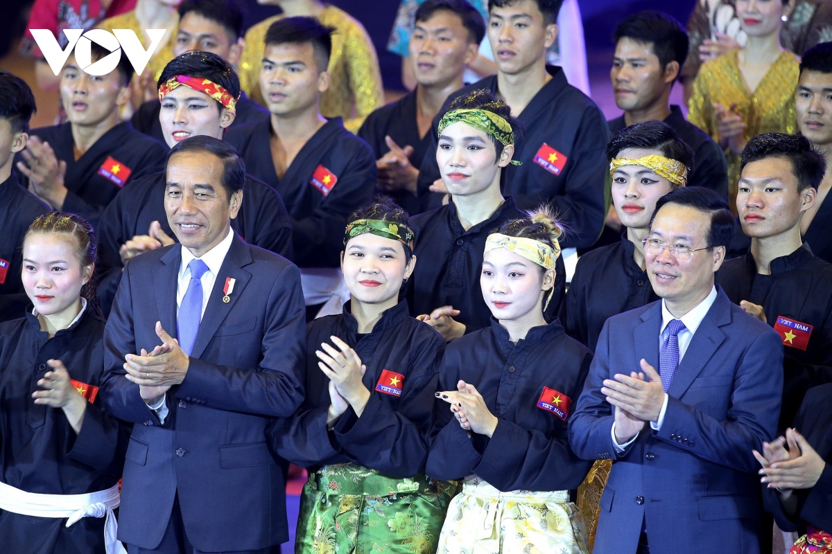 Tổng thống Indonesia và Chủ tịch nước Võ Văn Thưởng cùng xem biểu diễn võ thuật