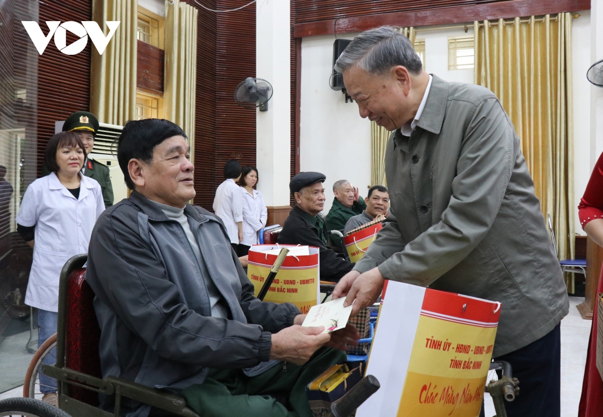 Bộ trưởng Bộ Công an tặng quà Tết Trung tâm điều dưỡng thương binh Thuận Thành