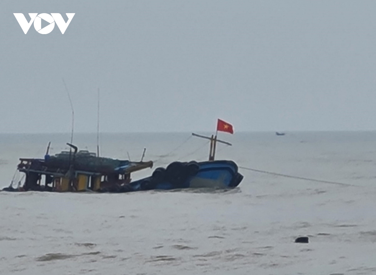 Hai tàu cá Quảng Bình chìm trên biển: Tìm thấy 1 thi thể mắc kẹt trong thân tàu
