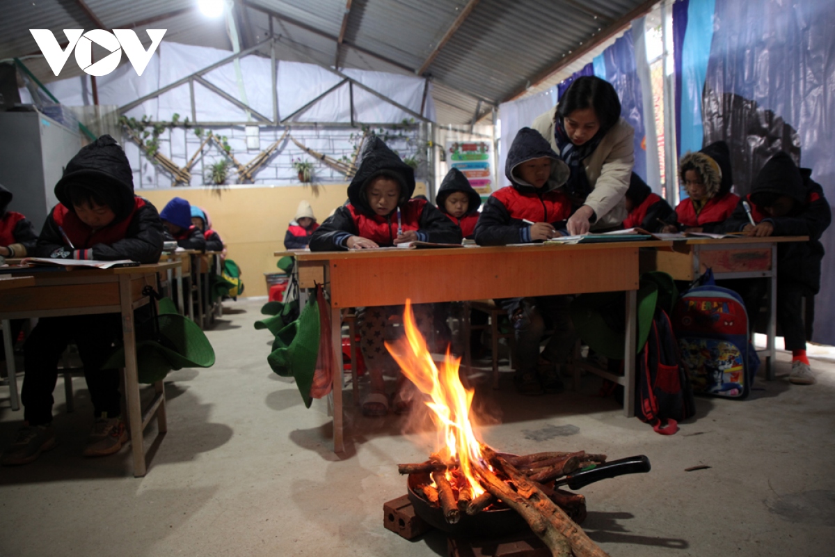Nhiệt độ giảm sâu, học sinh Lai Châu bám trường trong giá rét