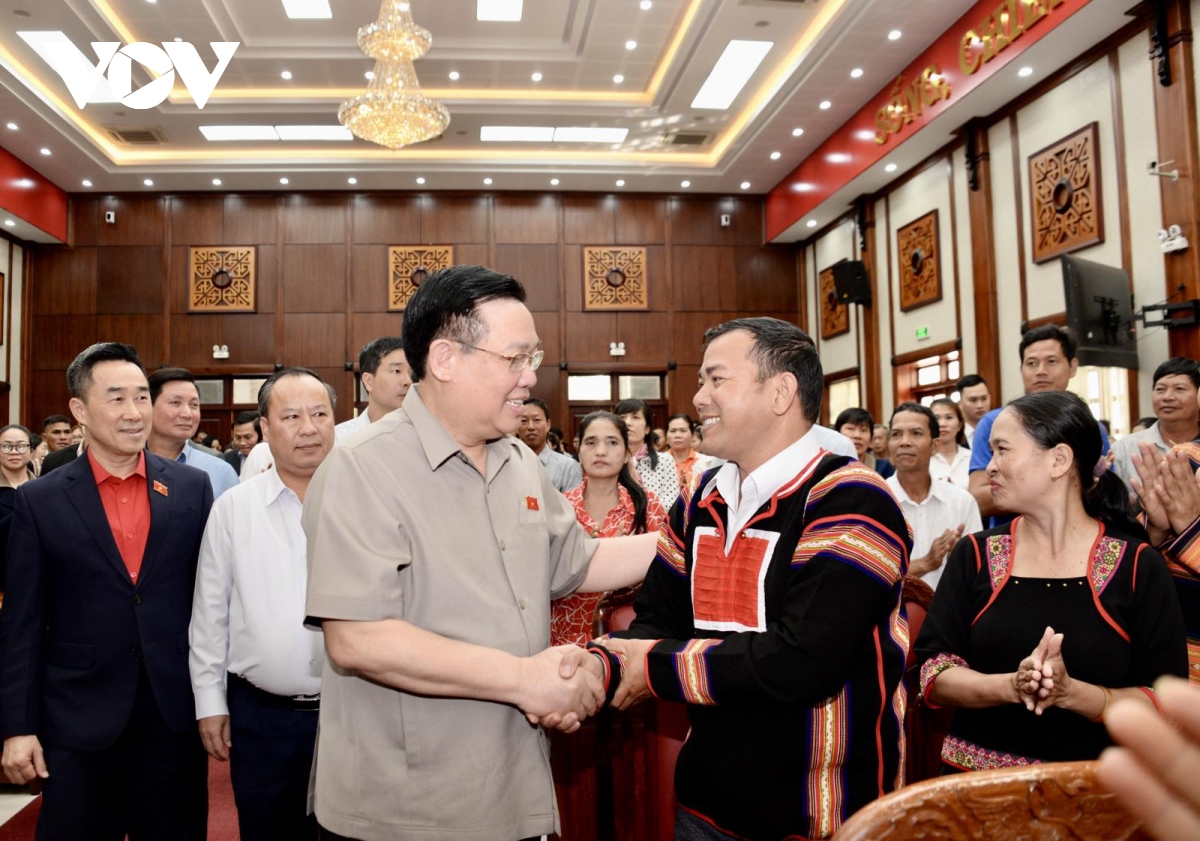 Chủ tịch Quốc hội thăm hỏi, tặng quà gia đình chính sách tỉnh Gia Lai