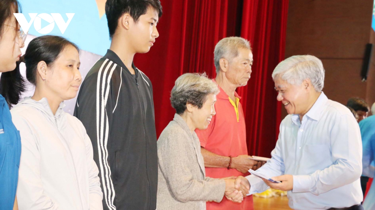 Chủ tịch Ủy ban Trung ương MTTQ Việt Nam thăm, chúc Tết công nhân ở Bình Dương