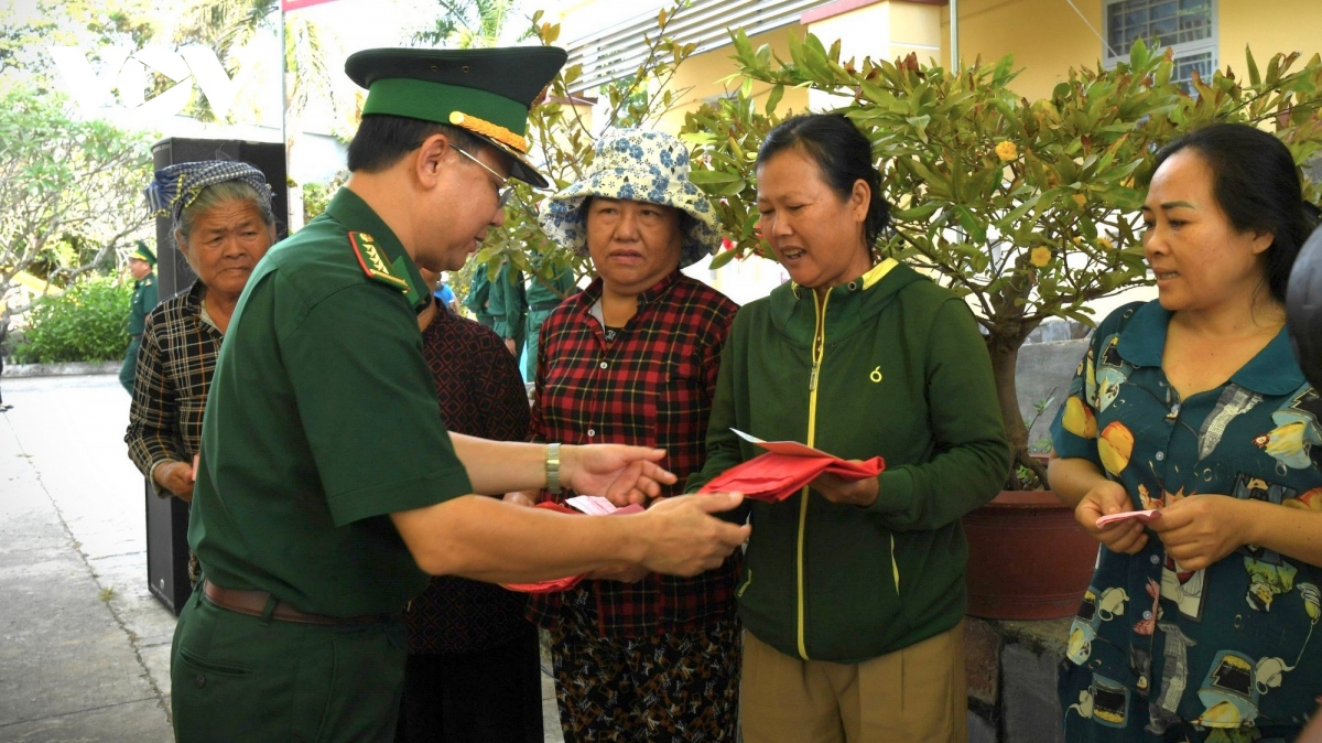 Bộ đội Biên phòng mang xuân đến với người dân vùng biên Tây Ninh