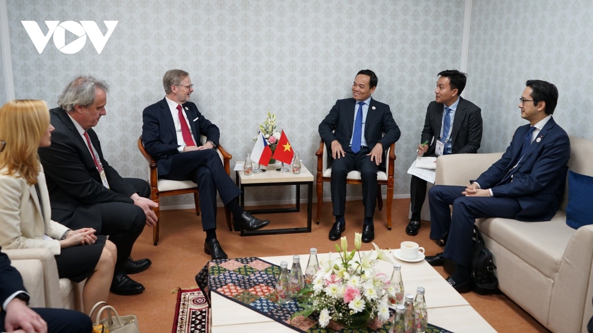 Phó Thủ tướng Trần Lưu Quang gặp Thủ tướng Cộng hòa Séc và Tổng thống Mozambique