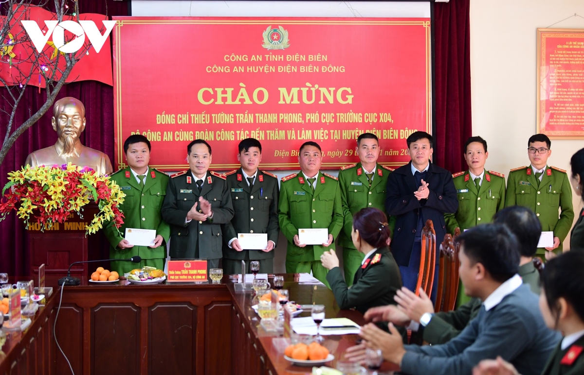 Cục Truyền thông CAND tặng quà cán bộ, chiến sĩ Công an huyện Điện Biên Đông