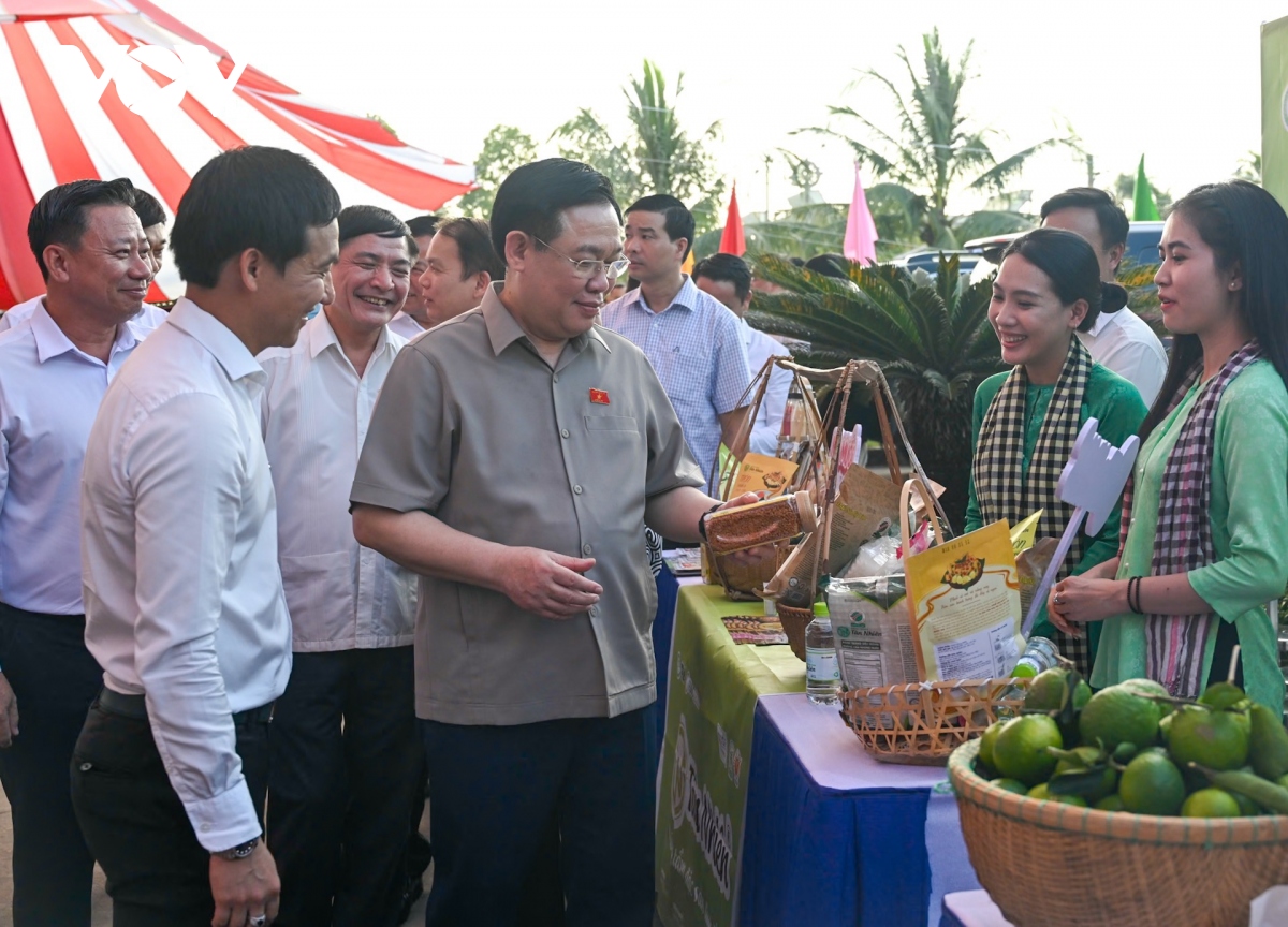 Chủ tịch Quốc hội thăm lực lượng chức năng cửa khẩu Quốc tế Mộc Bài, Tây Ninh