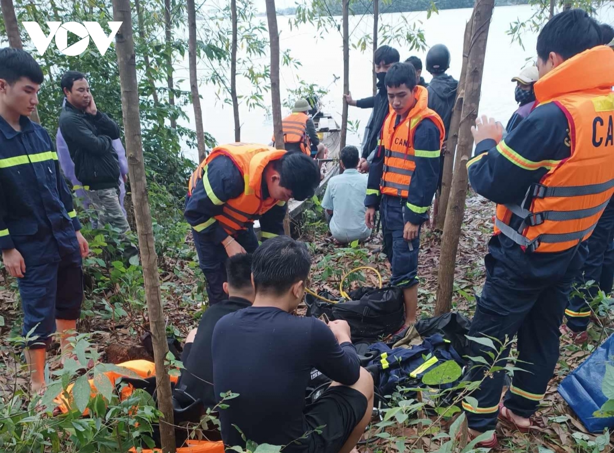 Lật thuyền ở hồ Phú Vinh khiến một người mất tích