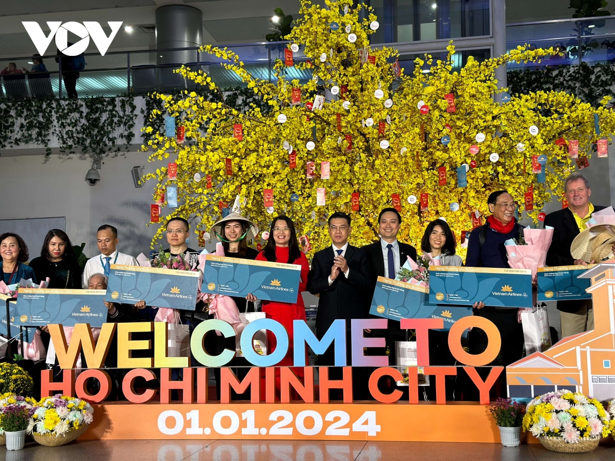 TP Hồ Chí Minh tiếp đón những du khách đầu tiên của năm mới
