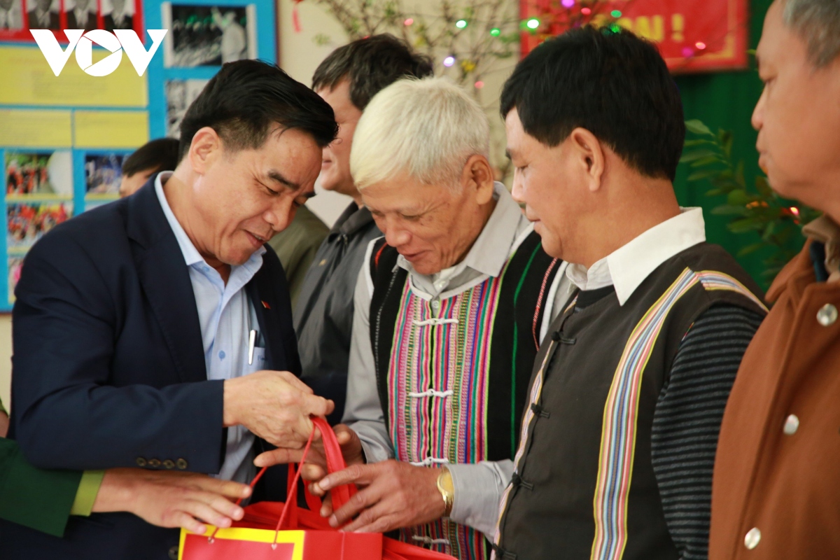 Người dân vùng cao biên giới Quảng Nam được hỗ trợ gạo và nhu yếu phẩm đón Tết