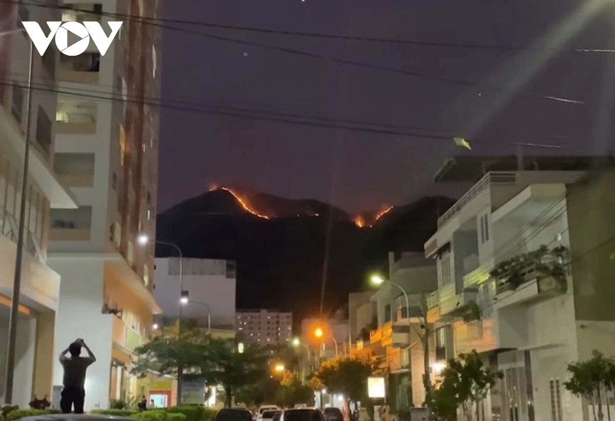 Cháy trên núi Cô Tiên, đưa 25 người cắm trại xuống núi an toàn