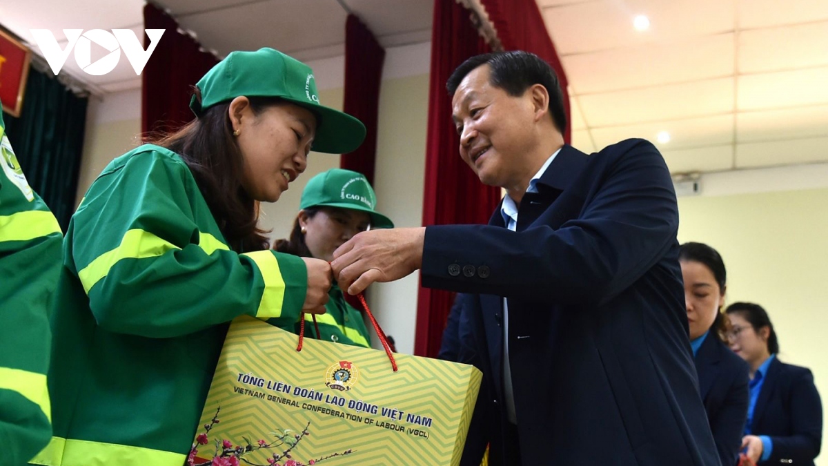 Phó Thủ tướng Lê Minh Khái thăm tặng quà tết tại tỉnh Cao Bằng