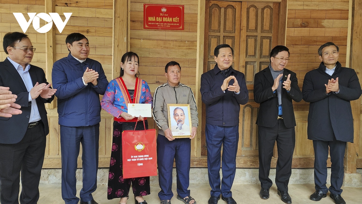 Phó Thủ tướng Lê Minh Khái thăm và tặng quà Tết tại huyện Nậm Pồ và Mường Chà