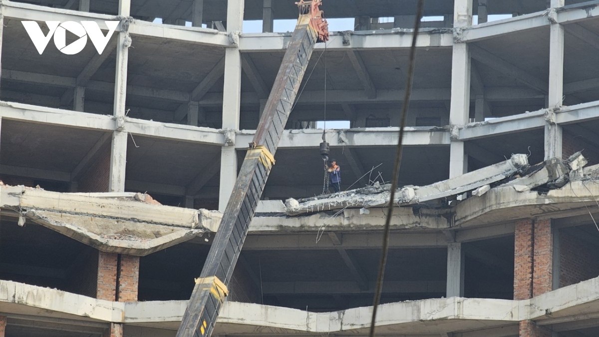 Chủ khách sạn 12 tầng xây trái phép ở Phú Quốc tháo dỡ công trình