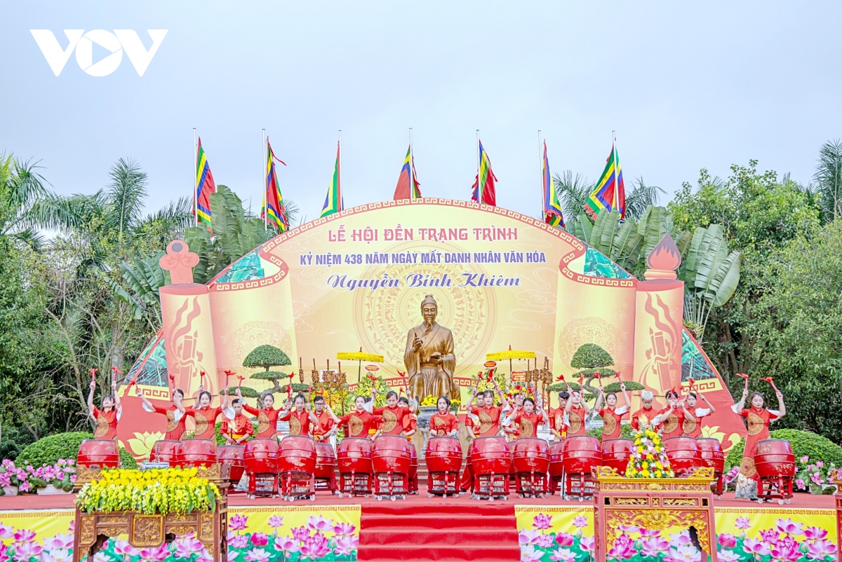Rộn ràng lễ hội đền Trạng Trình Nguyễn Bỉnh Khiêm