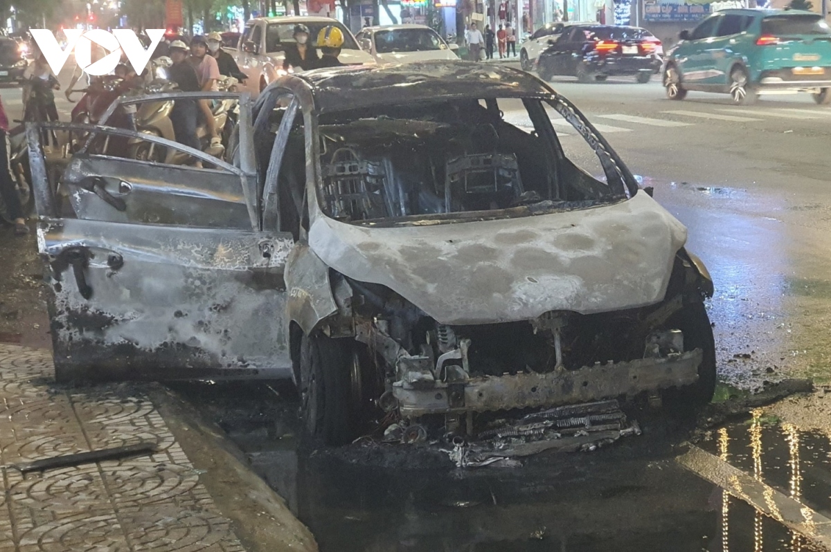 Xe ô tô bốc cháy khi đang di chuyển trên đường phố